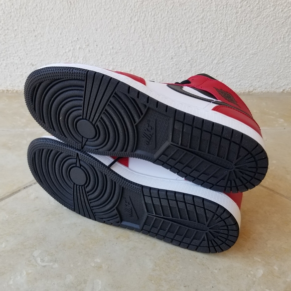 SOLD - Nike Air Jordan 1 Mid Chicago Black Toe GS - Picture 7 of 8